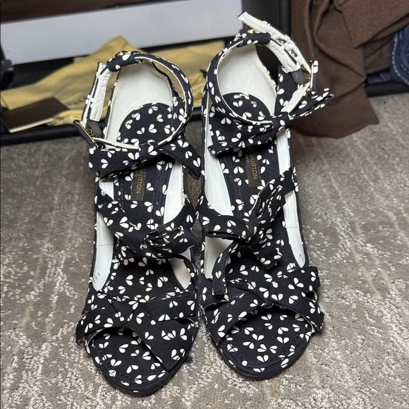 Louis Vuitton 2011 Marc Jacobs Era Heart Print Bow Wedge Sandals - Picture 8 of 11